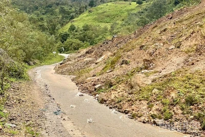 Sạt lở núi tuyến đường Tỉnh lộ 672 đoạn qua xã Ngọc Linh-Măng Ri.