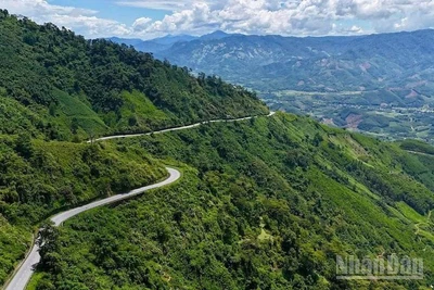 Đường Quốc lộ 24 nhiều đoạn dốc, cua khuất tầm nhìn nguy cơ tai nạn cho người và phương tiện qua lại.