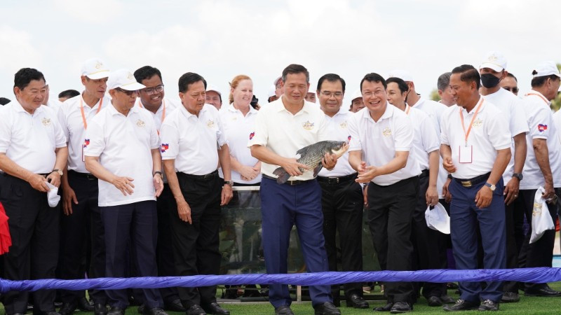 Thủ tướng Hun Manet cùng các đại biểu thả cá và các động vật thủy sinh khác về môi trường sống tự nhiên. (Ảnh: Bộ Nông, Lâm, Ngư nghiệp Campuchia)