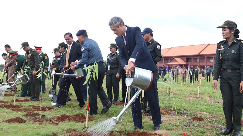 Các đại biểu, khách mời tham gia trồng cây lưu niệm tại khuôn viên Khu di tích lịch sử quân sự Techo Koh Thmor X16. (Ảnh: ĐINH TRƯỜNG) ndo_tr_trong-cay-48-nam.jpg