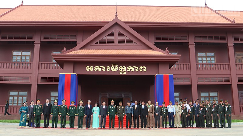 Các đại biểu tham dự buổi lễ kỷ niệm 48 năm con đường tiến tới đánh đổ chế độ diệt chủng Pol Pot tại Khu di tích lịch sử quân sự Techo Koh Thmor X16. (Ảnh: ĐINH TRƯỜNG)