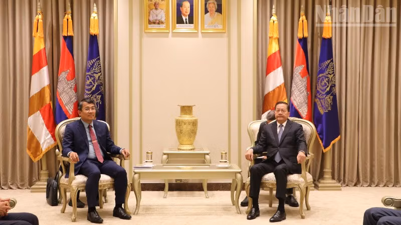 Ủy viên Trung ương Đảng, Thứ trưởng Thường trực Bộ Ngoại giao Nguyễn Minh Vũ chào xã giao Phó Thủ tướng Campuchia Neth Savoeun. (Ảnh: HUY VŨ)