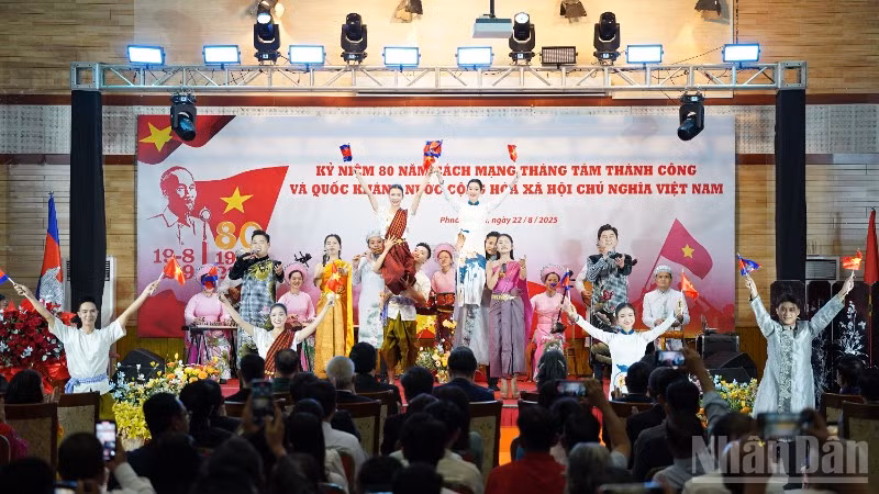 Các đại biểu thưởng thức chương trình văn nghệ tại buổi lễ. (Ảnh: ĐINH TRƯỜNG)