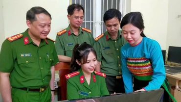 Kiểm tra quá trình thực hiện cấp đổi thẻ tại Công an xã Hồi Xuân.