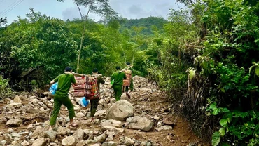 Các chiến sĩ công an tiếp cận bản Pa.