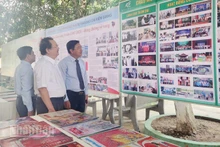 Đại biểu xem trưng bày những thành tựu của báo chí tỉnh Kiên Giang.