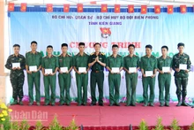 Đại tá Cao Minh Tâm, Phó Chính ủy Bộ Chỉ huy quân sự tỉnh Kiên Giang trao tặng quà cho cán bộ, chiến sĩ đại đội 6, Tiểu đoàn 519 có hoàn cảnh khó khăn. (Ảnh: PHƯƠNG VŨ).