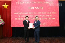 Đồng chí Nguyễn Quang Huy, Tỉnh ủy viên, Giám đốc Sở Khoa học và Công nghệ tỉnh Lạng Sơn nhận quyết định từ Phó Chủ tịch Ủy ban nhân dân tỉnh Lạng Sơn.