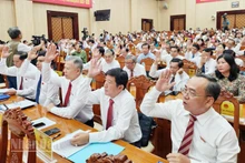 Đại biểu thông qua các nghị quyết.