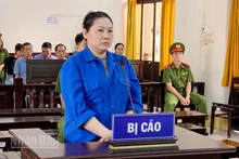 Bị cáo Bùi Thị Kim Thảo nghe tòa tuyên án. (Ảnh: VĂN VŨ)