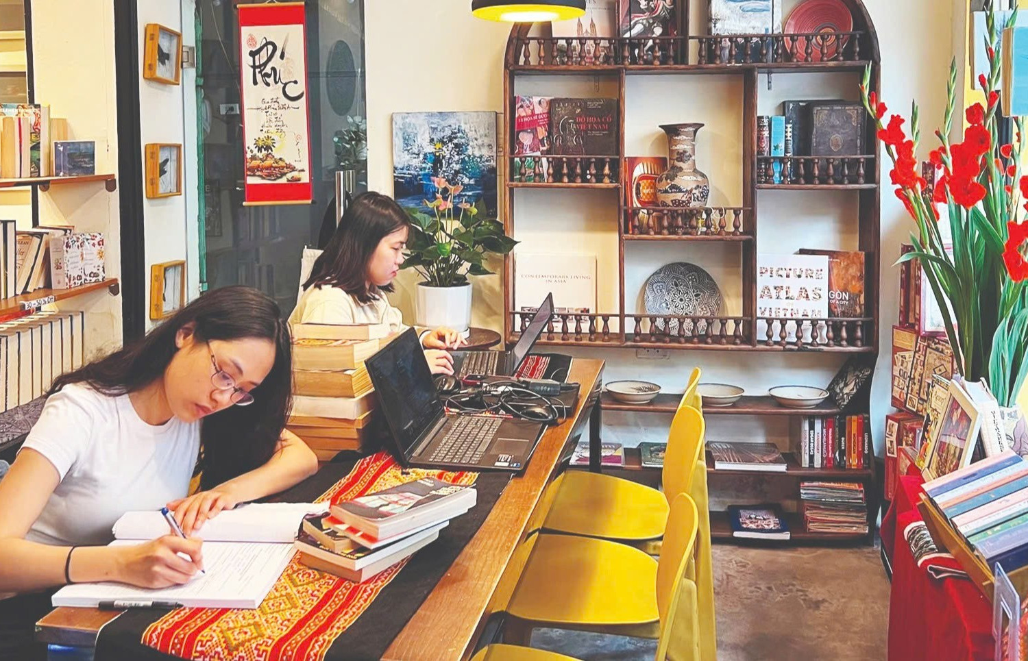 Nhiều bạn đọc Việt Nam cũng đến Bookworm Hanoi để tìm kiếm sách ngoại văn.