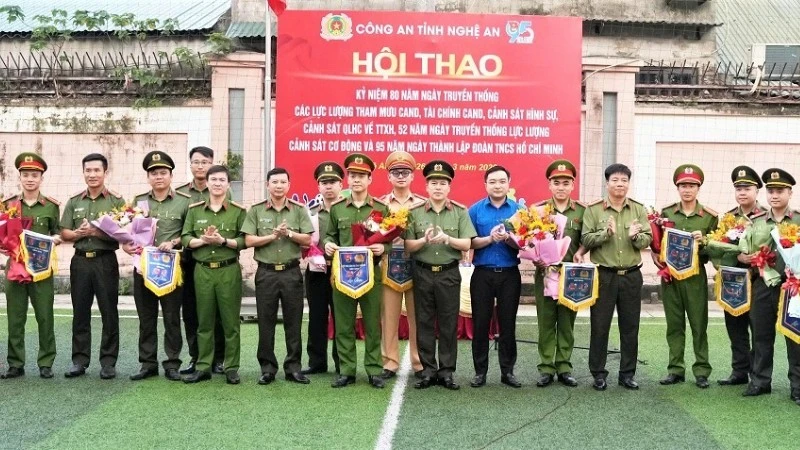 Hội thao Công an Nghệ An: Khỏe để bảo vệ Tổ quốc với bóng đá và pickleball