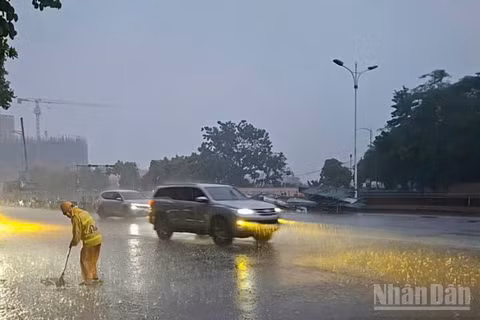 Công nhân xử lý thoát nước đường Đàm Quang Trung.