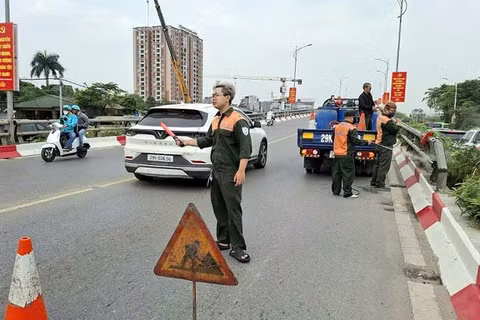 Hà Nội đồng loạt ra quân, kịp thời sửa chữa hư hỏng mặt đường, vỉa hè, xử lý triệt để tình trạng bong tróc, lún võng, nứt vỡ, bảo đảm an toàn và êm thuận cho phương tiện lưu thông.