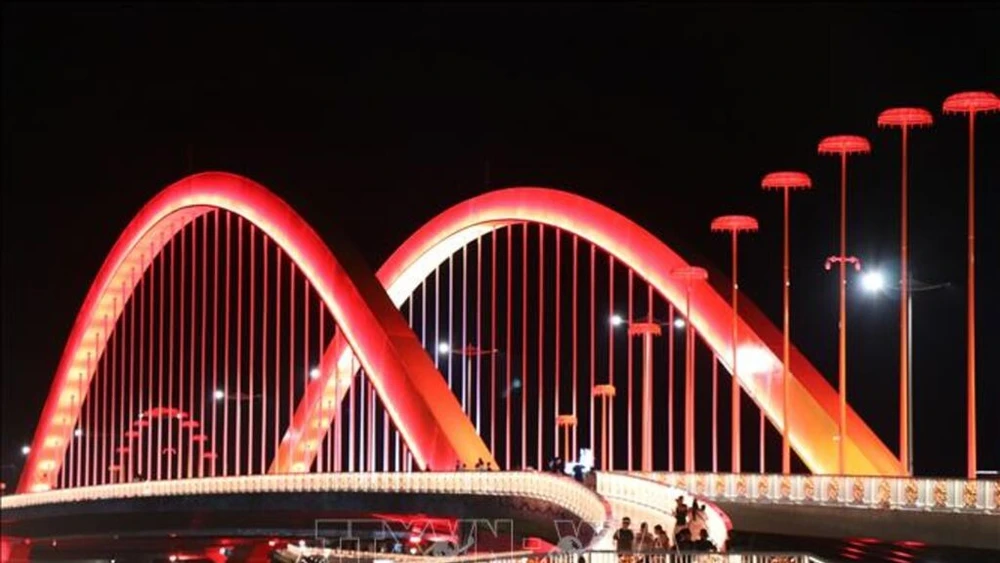 Cầu Nguyễn Hoàng bắc qua sông Hương (thành phố Huế) lung linh về đêm. (Ảnh: Vũ Sinh - TTXVN)