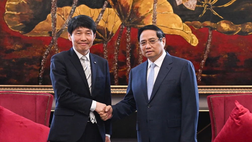 Thủ tướng Chính phủ Phạm Minh Chính và ông Yamamoto Ichita, Thống đốc tỉnh Gunma, Nhật Bản. (Ảnh: TRẦN HẢI)