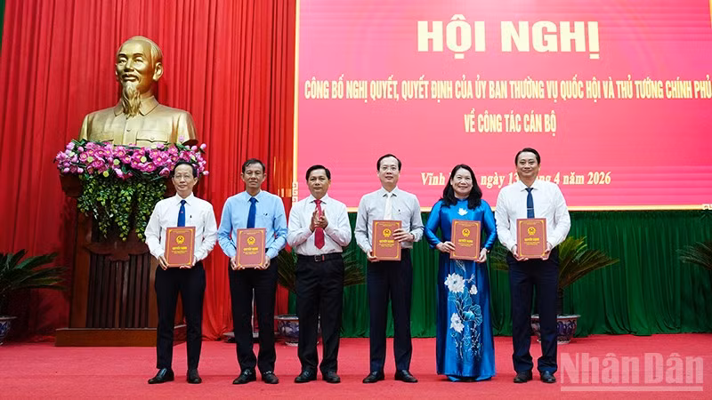 Bí thư Tỉnh ủy Vĩnh Long Trần Văn Lâu trao các quyết định của Thủ tướng Chính phủ cho đồng chí Chủ tịch và các Phó Chủ tịch Ủy ban nhân dân tỉnh, nhiệm kỳ 2026-2031.