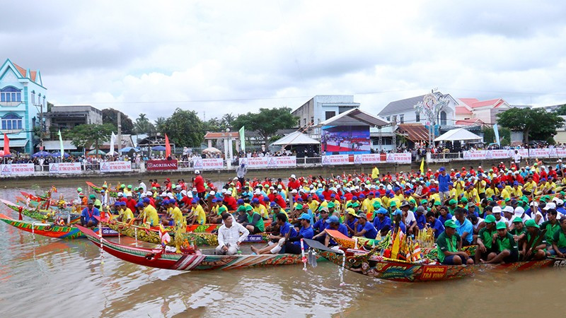 Các đội ghe Ngo tập trung về sông Long Bình, phường Long Đức sẵn sàng tranh tài ở các cự ly giải đấu. 