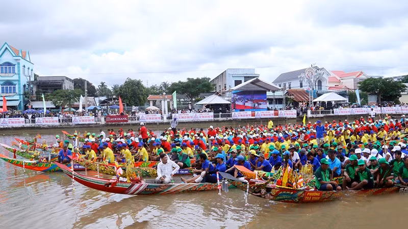 Các đội ghe Ngo tập trung về sông Long Bình, phường Long Đức sẵn sàng tranh tài ở các cự ly giải đấu. 