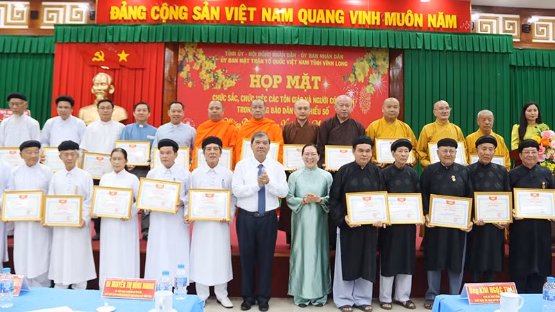 Các cá nhân tiêu biểu nhận Bằng khen của Ủy ban Mặt trận Tổ quốc Việt Nam tỉnh Vĩnh Long tại buổi họp mặt.