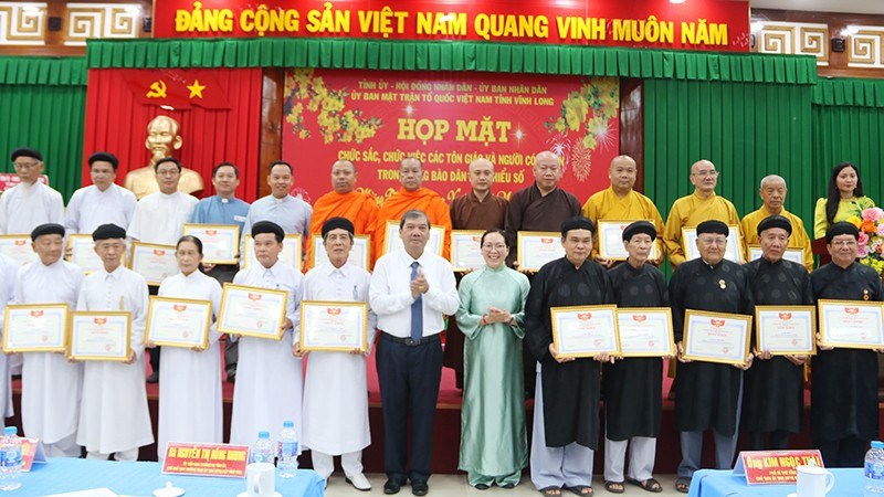 Các cá nhân tiêu biểu nhận Bằng khen của Ủy ban Mặt trận Tổ quốc Việt Nam tỉnh Vĩnh Long tại buổi họp mặt.