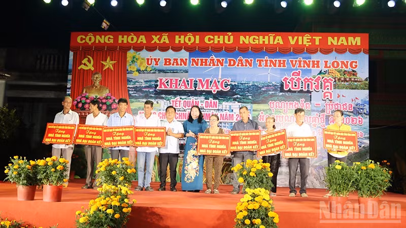 Hộ nghèo, cận nghèo xã Trà Côn, tỉnh Vĩnh Long được trao nhà đại đoàn kết.