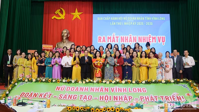 Ban Chấp hành Hội nữ doanh nhân tỉnh nhiệm kỳ 2025-2030, chụp ảnh cùng lãnh đạo Tỉnh ủy, Ủy ban nhân dân tỉnh Vĩnh Long.