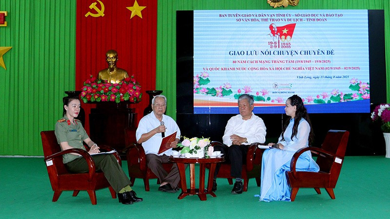 Các diễn giả tham dự buổi nói chuyện chuyên đề kỷ niệm 80 năm Cách mạng Tháng Tám.