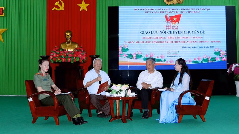 Các diễn giả tham dự buổi nói chuyện chuyên đề kỷ niệm 80 năm Cách mạng Tháng Tám.