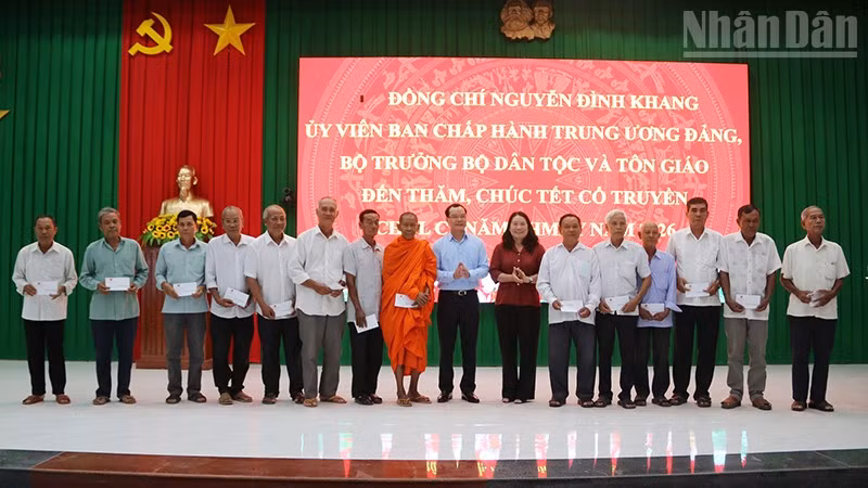 Người có uy tín trong vùng đồng bào dân tộc thiểu số nhận quà Tết cổ truyền Chôl Chnăm Thmây tại xã Châu Thành, tỉnh Vĩnh Long.