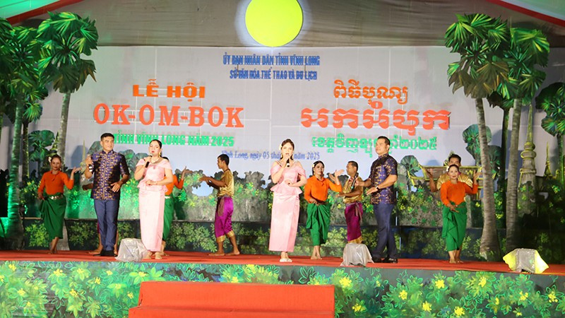 Tiết mục ca múa nhạc chào mừng đêm hội Ok Om Bok năm 2025 tỉnh Vĩnh Long.