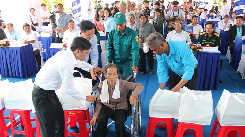 Người cao tuổi được hỗ trợ đến khám bệnh miễn phí tại xã Long Hiệp.