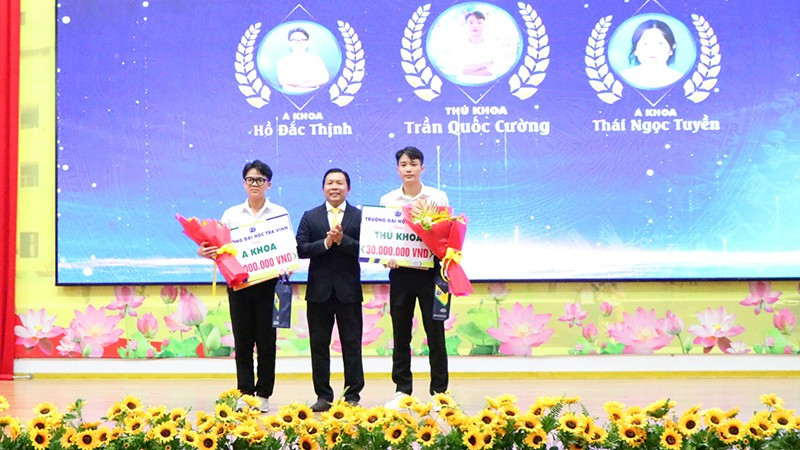Trường đại học Trà Vinh vinh danh thủ khoa, á khoa kỳ tuyển sinh đại học chính quy năm 2025 tại lễ khai giảng năm học mới.