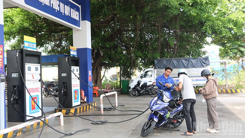 Các cửa hàng xăng, dầu trên địa bàn tỉnh Vĩnh Long bảo đảm nguồn cung phục vụ khách hàng.