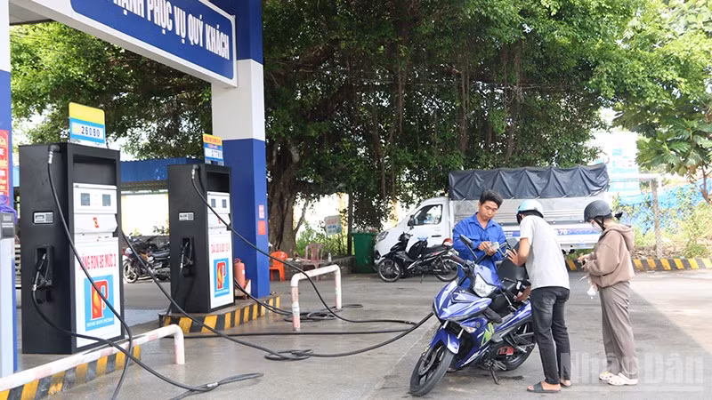 Các cửa hàng xăng, dầu trên địa bàn tỉnh Vĩnh Long bảo đảm nguồn cung phục vụ khách hàng.