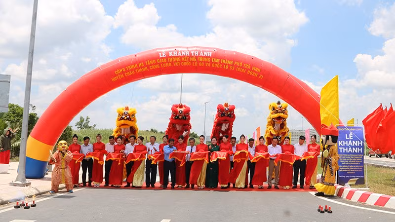 Nghi thức khánh thành công trình giao thông kết nối vùng tại tỉnh Vĩnh Long.