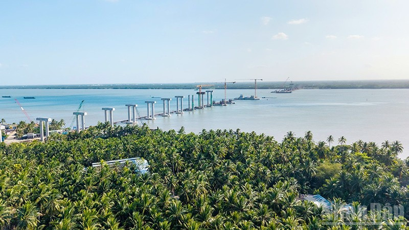 Công trình cầu Đại Ngãi bắc qua sông Hậu nối hai bờ tỉnh Vĩnh Long, thành phố Cần Thơ.