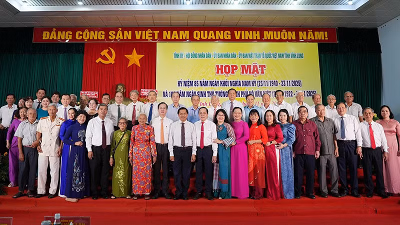 Các đồng chí lãnh đạo tỉnh Vĩnh Long đến dự, chụp ảnh kỷ niệm tại buổi lễ kỷ niệm 85 năm Ngày Khởi nghĩa Nam Kỳ.