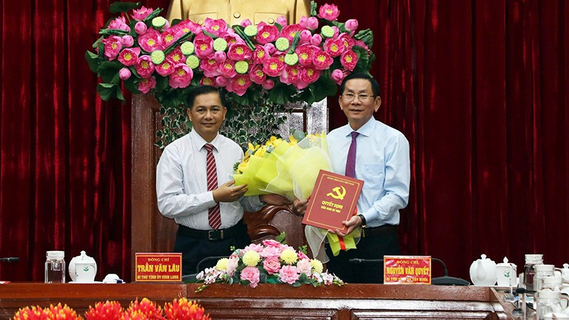 Đồng chí Nguyễn Thành Vững (phải) nhận quyết định điều động của Ban Bí thư Trung ương Đảng.