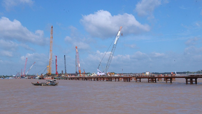 Công trình cầu Đại Ngãi 1 bắc qua sông Hậu tại xã Lưu Nghiệp Anh, tỉnh Vĩnh Long. 