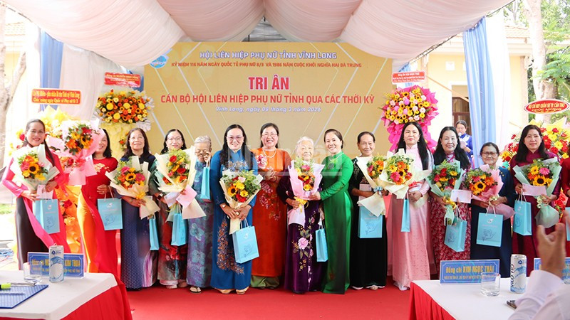Nguyên cán bộ Hội phụ nữ tỉnh Vĩnh Long nhận quà nhân kỷ niệm 116 năm Ngày Quốc tế phụ nữ (8/3).
