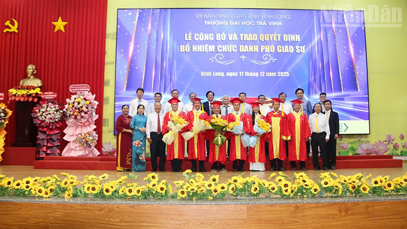 Các tân Phó Giáo sư chụp ảnh lưu niệm cùng các đồng chí lãnh đạo tỉnh, Trường đại học Trà Vinh.