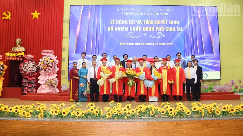 Các tân Phó Giáo sư chụp ảnh lưu niệm cùng các đồng chí lãnh đạo tỉnh, Trường đại học Trà Vinh.