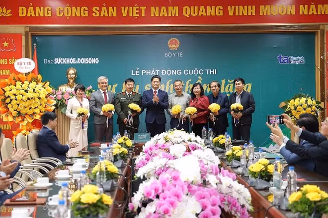Thứ trưởng Thường trực Bộ Y tế Vũ Mạnh Hà tặng hoa Hội đồng Chung khảo.