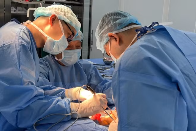 Các bác sĩ đang thực hiện ca phẫu thuật.