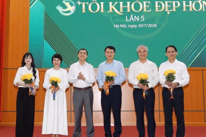 Giáo sư, Tiến sĩ Trần Văn Thuấn, Thứ trưởng Y tế tặng hoa chúc mừng Hội đồng Giám khảo cuộc thi.