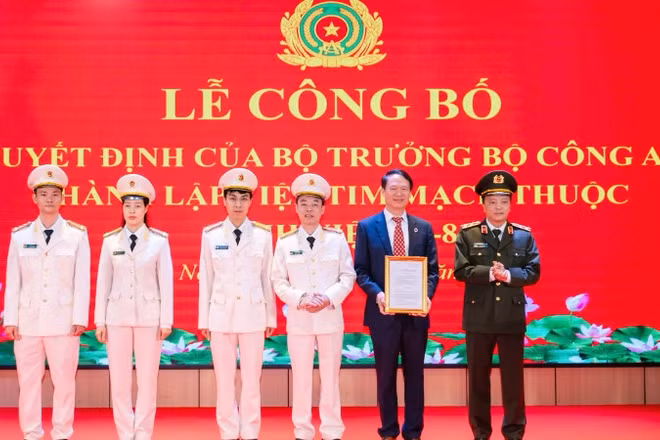 Trung tướng Đặng Hồng Đức, Thứ trưởng Công an trao quyết định thành lập Viện Tim mạch thuộc Bệnh viện 19-8.
