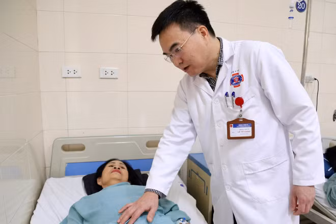 Bác sĩ kiểm tra, đánh giá tình trạng người bệnh sau phẫu thuật