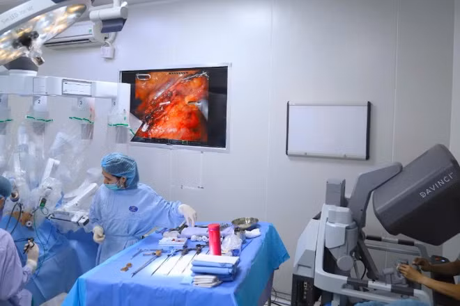 Các bác sĩ sử dụng công nghệ robot thực hiện phẫu thuật cho người bệnh ung thư trực tràng.