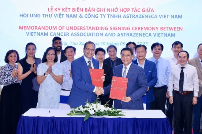 Đại diện Hội Ung thư và Công ty TNHH AstraZeneca Việt Nam ký kết Bản ghi nhớ.